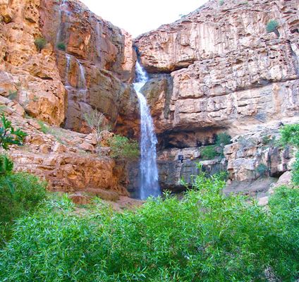 شلال دره‌گاهان، معلم طبيعي بالقرب من قلعة غامضة