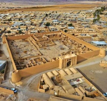 قلعة حاجي‌خان في إسفندآباد، قلعة من الطوب بجدُرانٍ سُمكها 2.5 متر