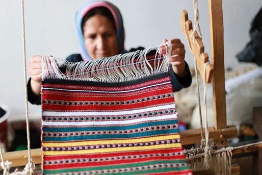 الجاجيمُ، فنٌّ لصناعة منتجاتٍ ذات ألوان زاهية وفائدة كبيرة.