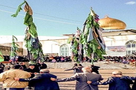 طقس تدوير العَلَم في قرية سيه‌سران… وفاءٌ لشهداء كربلاء الأحرار