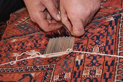 ترميمُ الأقمشة التقليدي في إيران، فنٌّ دقيق وضروري