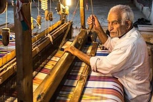 نسج أقمشة ذات نقوش ملونة وجذابة