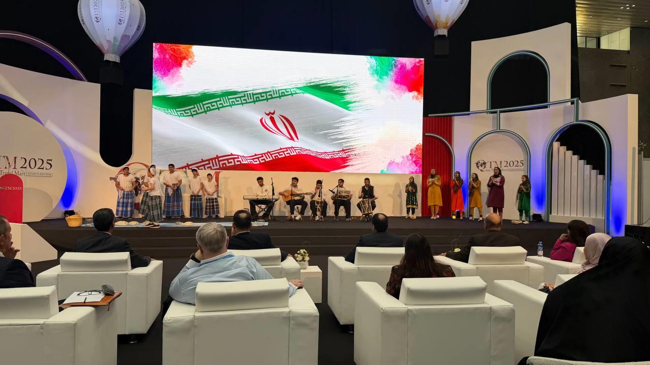 شهد معرض الدوحة الدولي للسياحة تقديم عرض موسيقي واستعراضي لفرقةٍ بندرية إيرانية
