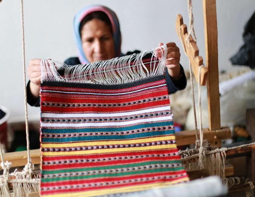 الجاجيمُ، فنٌّ لصناعة منتجاتٍ ذات ألوان زاهية وفائدة كبيرة.