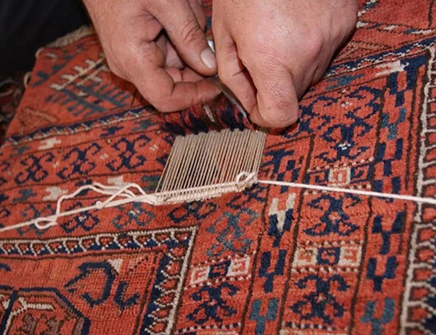 ترميمُ الأقمشة التقليدي في إيران، فنٌّ دقيق وضروري