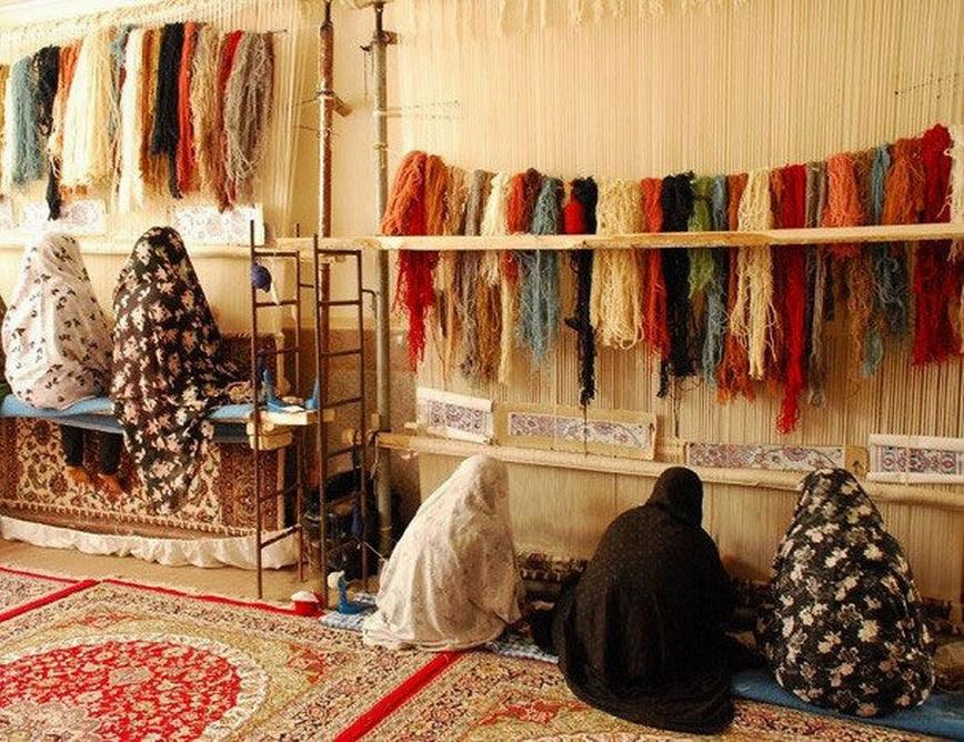 نسجُ السجاد في نائین، تحفةٌ ملوّنة من أبناء الصحراء الكادحين