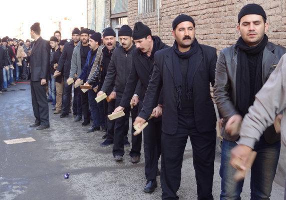 قرع الألواح الخشبية:أسلوب العزاء المميز في قرية فيروزسالار يوم تاسوعاء الحسين