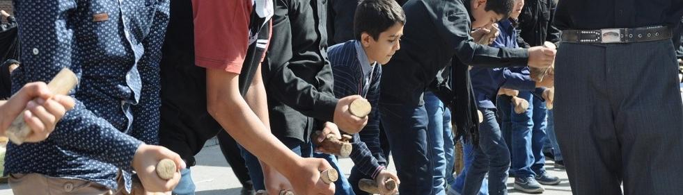 قرع الألواح الخشبية:أسلوب العزاء المميز في قرية فيروزسالار يوم تاسوعاء الحسين