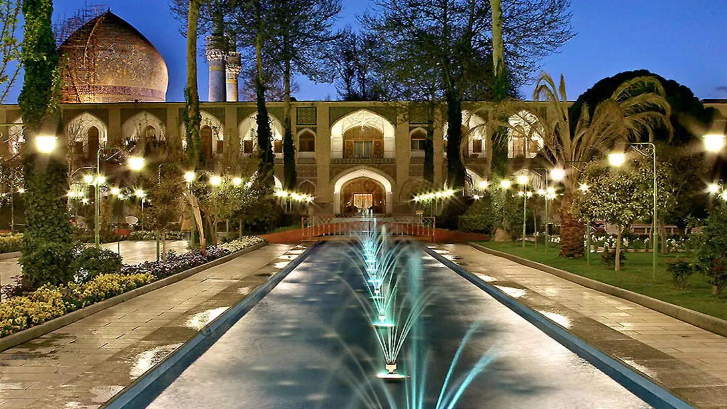 فندق عباسي أصفهان، معرضٌ لفنّ العمارة والفنون الإيرانية