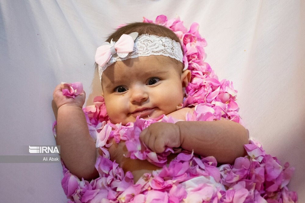 ارتباط لطافة الزهور ببراءة الطفل في طقس 