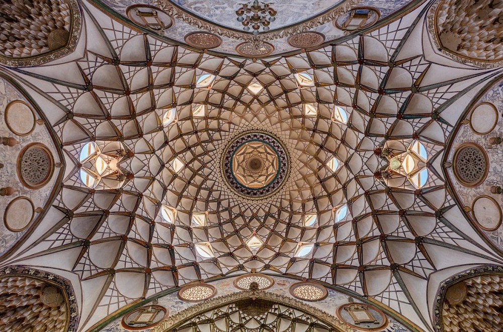 1200px-Casa_historica_de_Boroujerdi_Kashan_Iran_2016-09-19_DD_40-42_HDR-1024x676_2