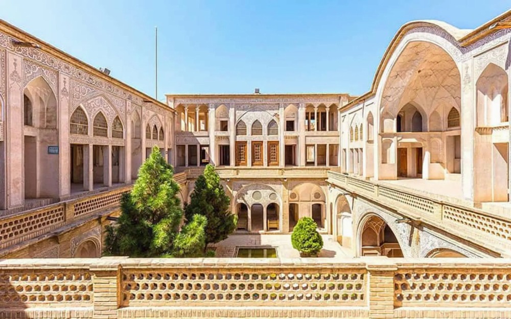 بيت عباسيان: متاهة روحية بين الترف الدنيوي والزهد الصوفي