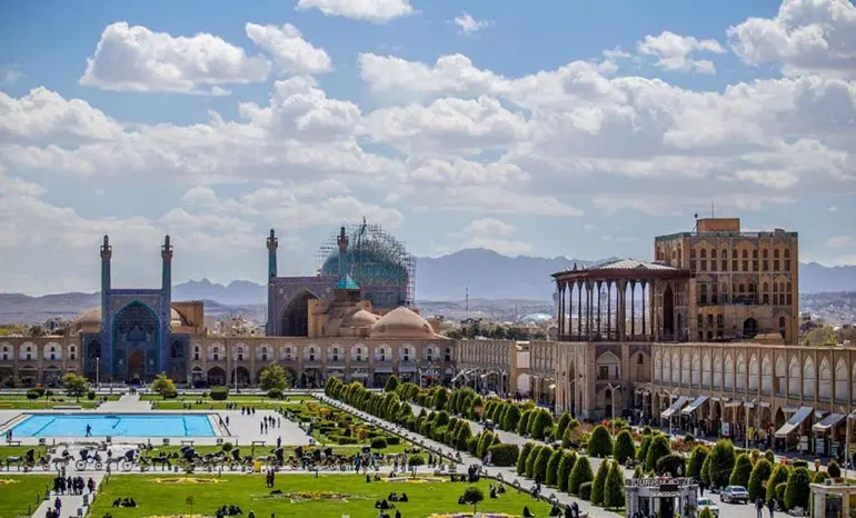 أصفهان: مدينة القباب الفيروزية؛ سمفونية الماء والضوء والهندسة