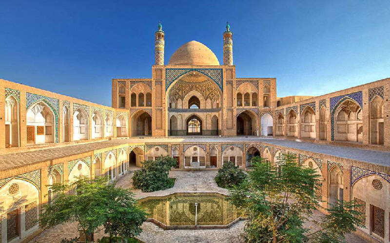 مسجد آقابزرگ في كاشان: عمارةٌ للعقل والإيمان