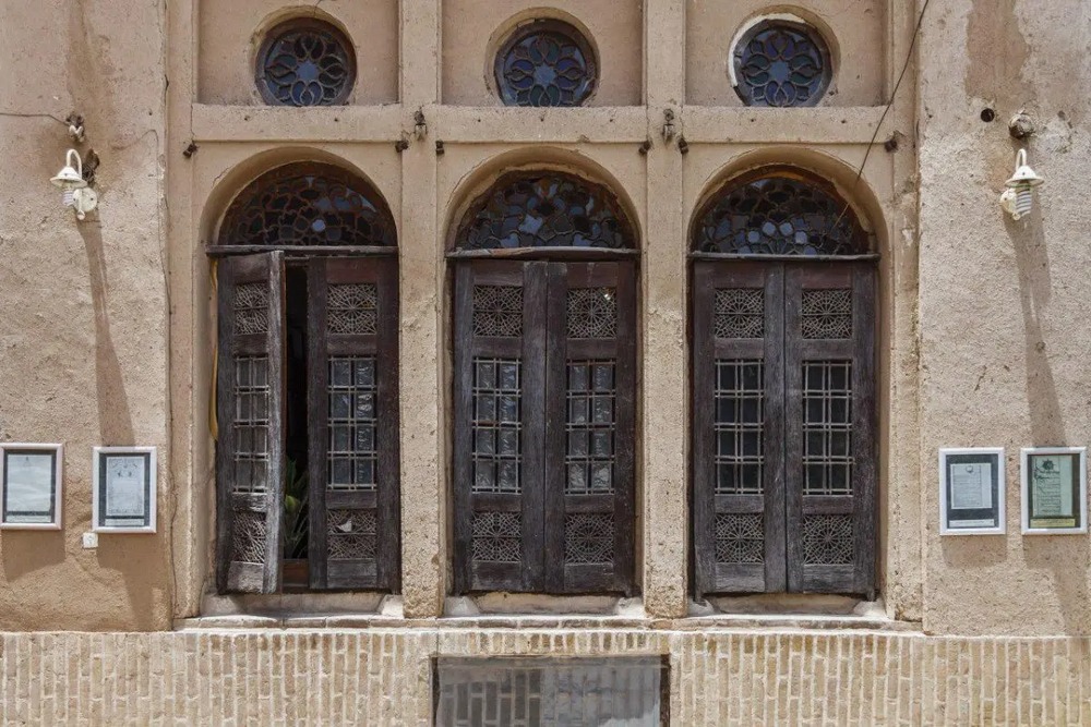 در-و-پنجره-خانه-لاری-ها-در-محله-فهادان_2