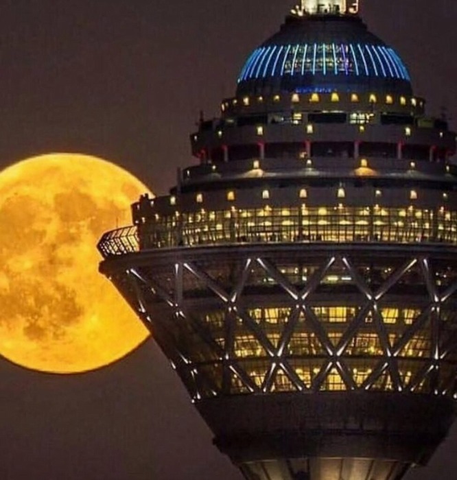 عکس-برج-میلاد-تهران-و-ماه-کامل-در-شب-5-974x1024_2