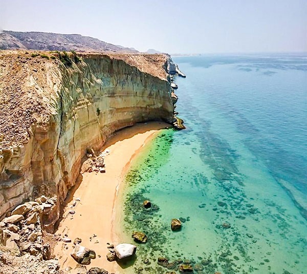 Benood-Assalouye-beach-is-one-the-most-beautiful-natural-attractions-around-Bushehr_1